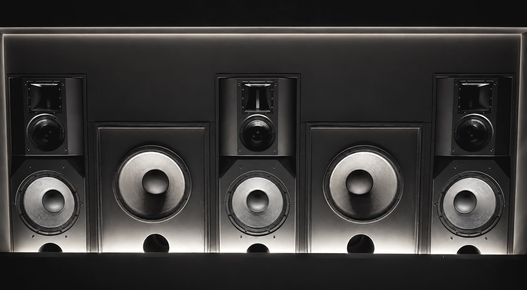 Mur d'enceintes de monitoring du studio White Mastering Studios