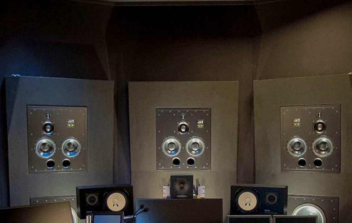 Symmetric mixing room, flush-mounted main speakers and a centred listening position